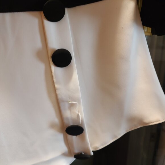 Women's Size 34 (US Size 04) "Dolce Mark) Black & White Asymmetric Hem Top - Picture 3 of 4